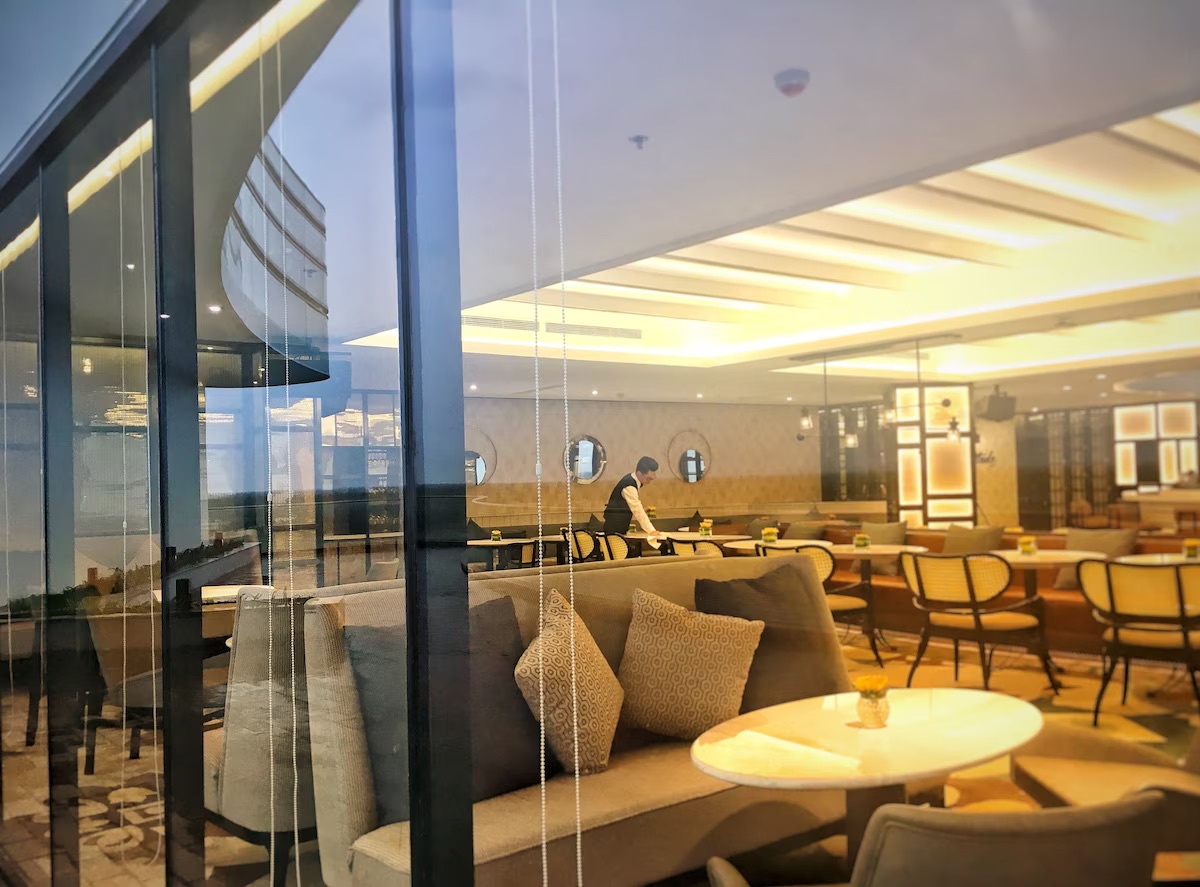 Lobby Lounge tại Vinpearl Nam Hội An phục vụ thức ăn nhẹ và đồ uống cho du khách