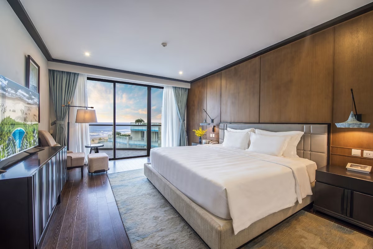 Đặt ngay Vinpearl Nam Hội An hạng phòng Deluxe Ocean View để ngắm trọn bãi biển Bình Minh xinh đẹp từ trong phòng