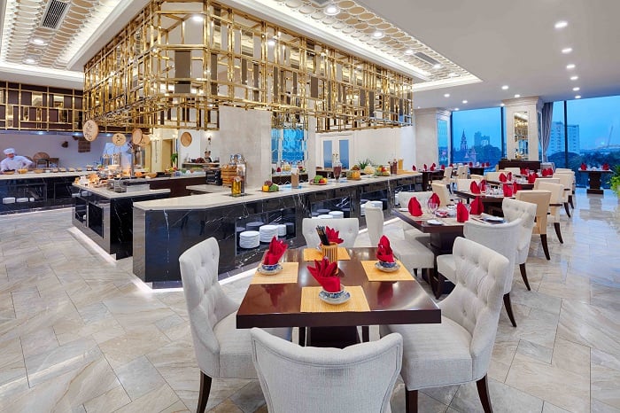 Vinpearl Riverfront Đà Nẵng phục vụ các bữa ăn buffet sáng,trưa,tối tại nhà hàng Han River