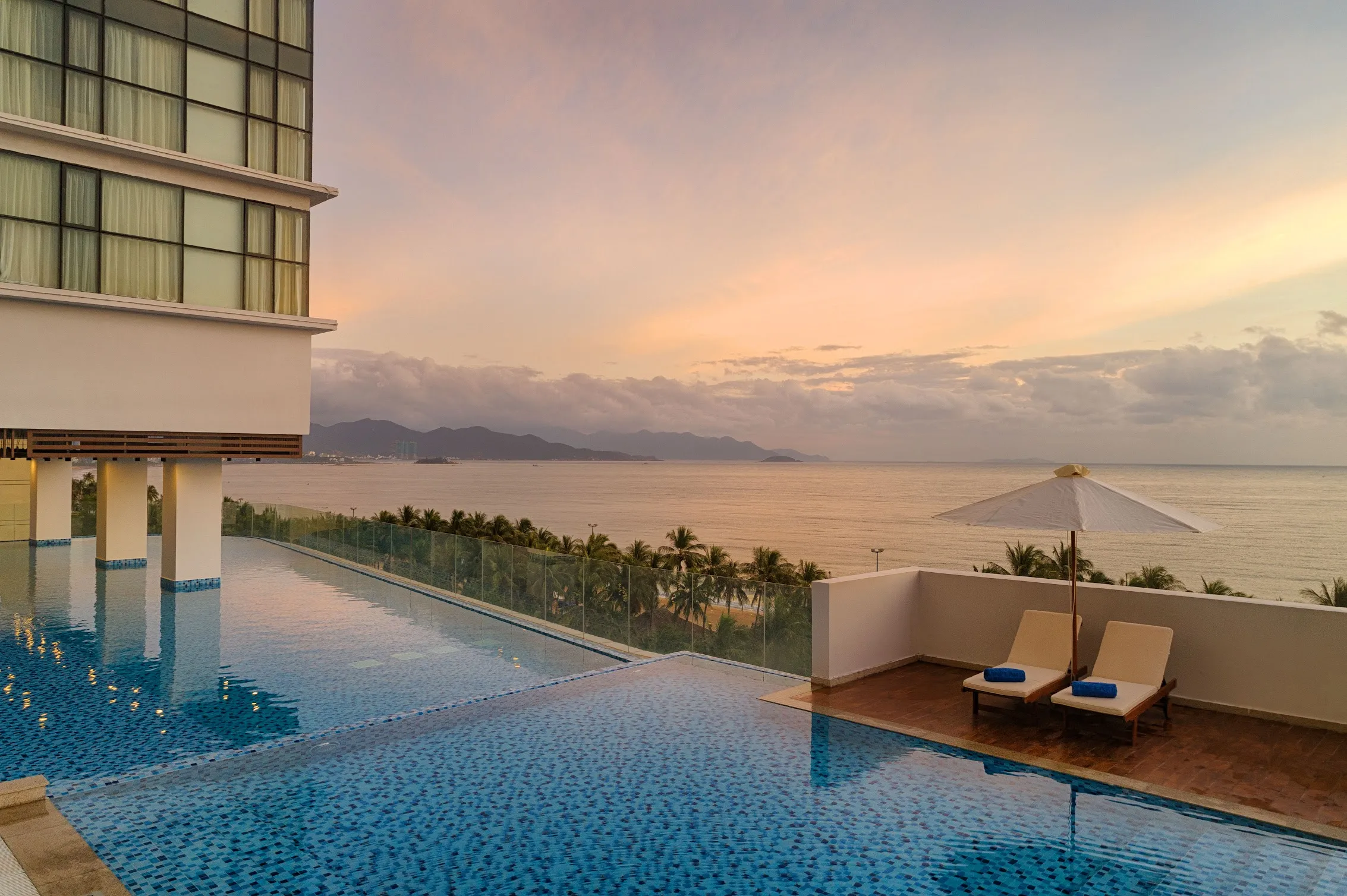 Hồ bơi vô cực ngắm trọn vịnh biển tại Vinpearl Beachfront Trần Phú